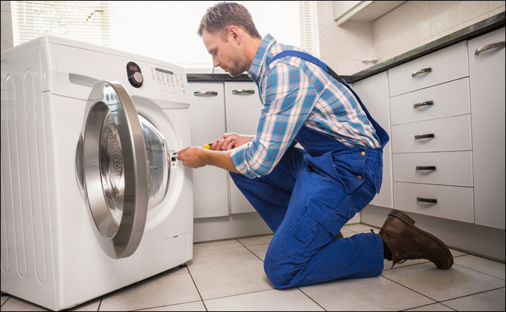 Nên nhờ đến sự giúp đỡ của những người có chuyên môn khi máy giặt bị lỗi E4