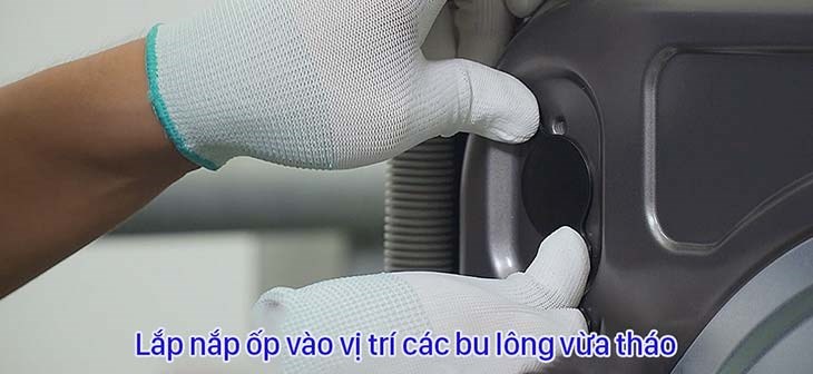 Lắp nắp ống vào vị trí các bu lông vừa tháo