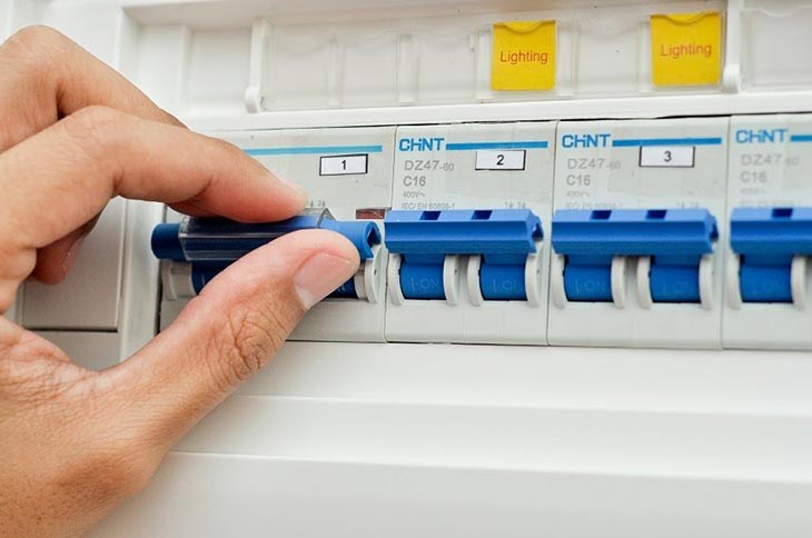 Để đảm bảo an toàn điện tuyệt đối, bạn bắt buộc phải ngắt cầu dao (CB) cấp nguồn cho máy lạnh trước