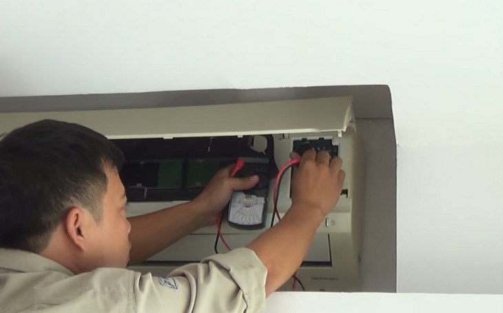 Kiểm tra bo mạch điều khiển xem bo mạch có bị hỏng không có điện cấp xuống cảm biến dàn lạnh hay không