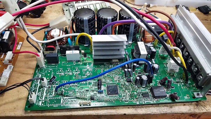 Bo mạch máy lạnh Toshiba bị lỗi có thể xảy ra do lỗi sản xuất, tuổi thọ hoặc sự cố về điện
