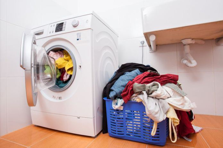 Cho quá nhiền quần áo vào máy giặt