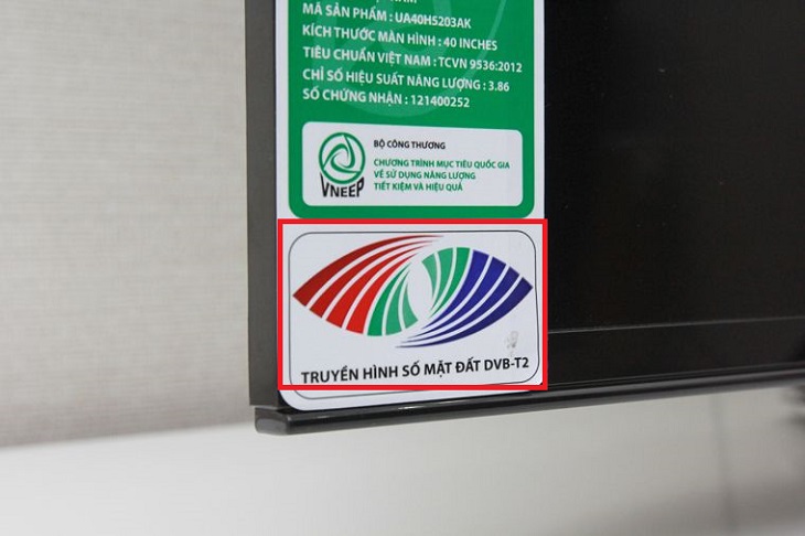 Kiểm tra logo dán trên tivi