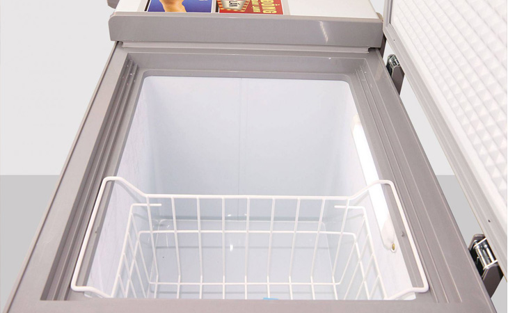 Bước 3: Mở cửa tủ ra để cho tủ được thông thoáng và nhanh tan tuyết bên trong tủ