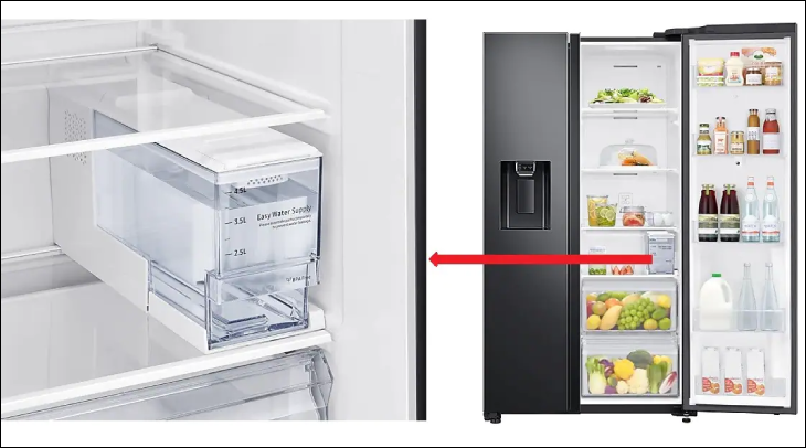 nhấc bình chứa nước bên trong tủ lạnh ra