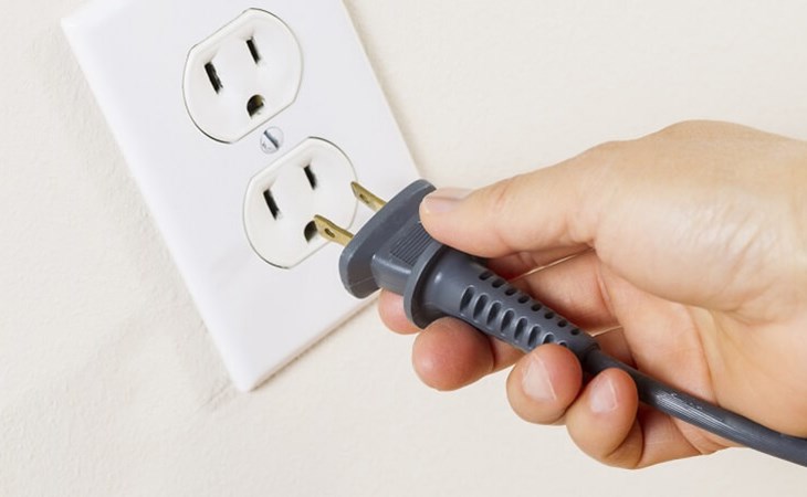 Cần rút phích cấm ra khỏi ổ nguồn trước khi di chuyển máy khoan