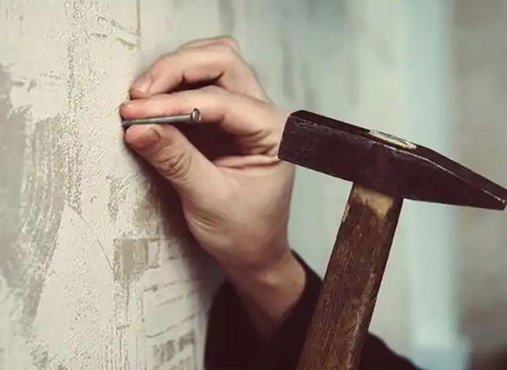 Trước khi lắp vít vào, bạn dùng búa và đinh nhỏ để tạo lỗ thí điểm