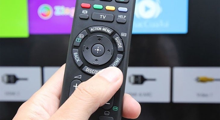 Bật tivi lên, nhấn chọn nút Home trên điều khiển từ xa > chọn mục Cài đặt