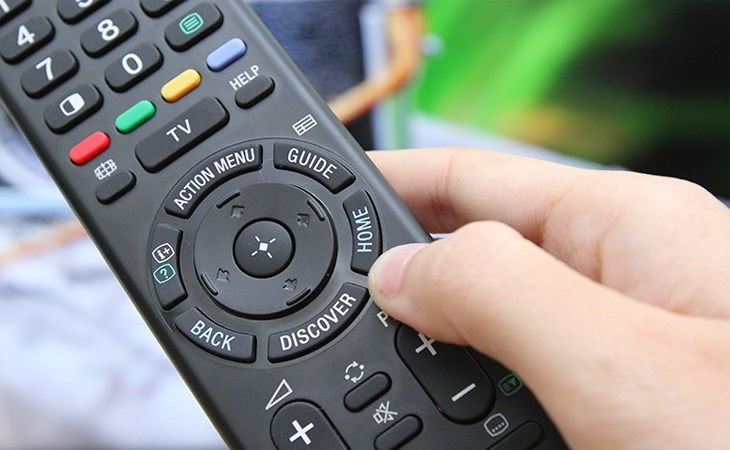 Trên điều khiển tivi bạn nhấn nút Home