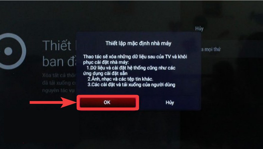 Tiếp tục chọn OK để tivi sẽ tiến hành khôi phục cài đặt gốc