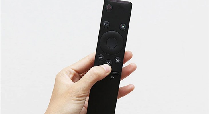 Bạn nhấn nút Home trên remote