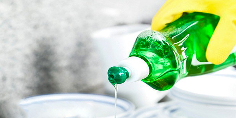 Nước rửa chén là cách đơn giản để khử mùi bình đựng nước mới