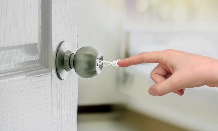 Không khí khô do máy lạnh làm tăng khả năng xảy ra tích điện