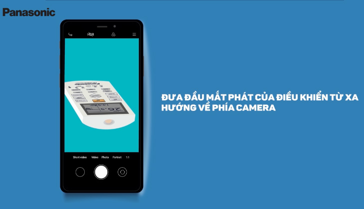 Đặt remote phía sau camera điện thoại và đưa đầu mắt phát tín hiệu của remote hướng về phía camera.