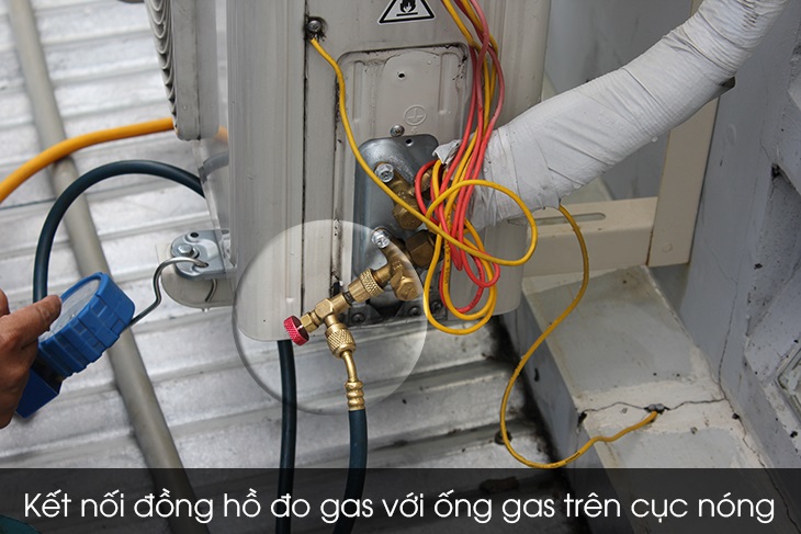 Gắn đồng hồ đo gas bằng cách văn 1 đầu dây của đồng hồ vào phần đầu tỳ. Tiếp đó, bạn chờ khoảng 60 giây để điều hòa chạy ổn định.