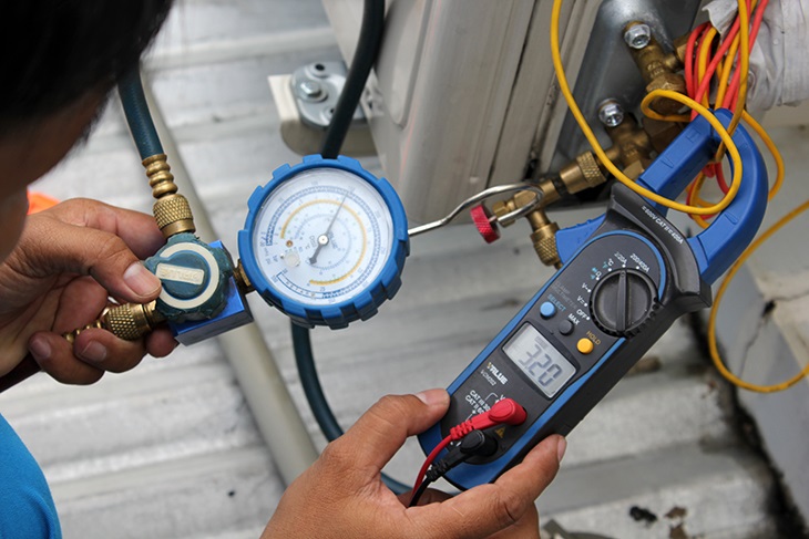 Quan sát và đọc thông số áp suất gas trên màn hình hiển thị của đồng hồ đo gas để xác định tình trạng gas điều hòa