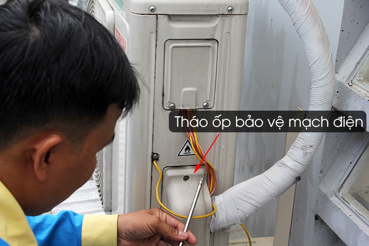 tháo lớp ốp bảo vệ mạch điện của cục nóng