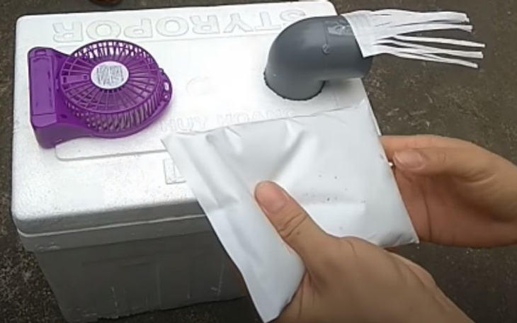 Bạn cho một lượng đá vừa đủ vào thùng xốp rồi bật cho quạt chạy là đã hoàn thành rồi.