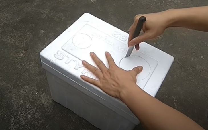 Bạn dùng dao cắt xốp và cắt theo đường đã đánh dấu 2 đường tròn xác định như ở trên.