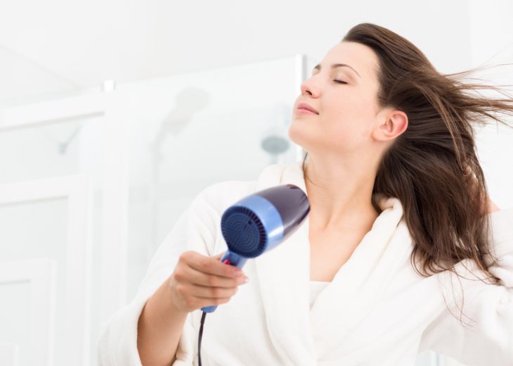 bạn nên chọn sử dụng máy sấy để làm khô tóc thay vì để tóc khô tự nhiên