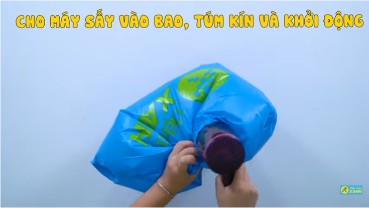Cho máy sấy tóc vào túi ni lông và túm túi lại