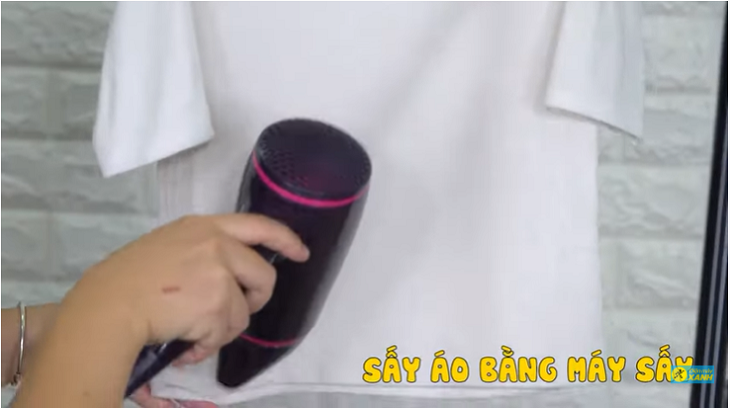Dùng máy sấy tóc sấy để làm thẳng quần áo