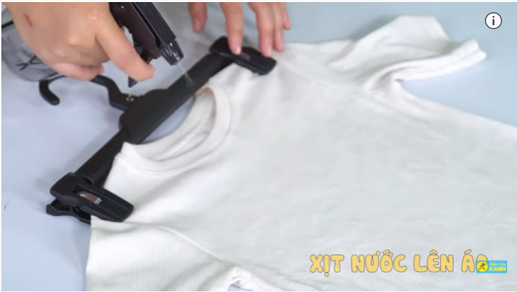 Xịt nước lên quần áo