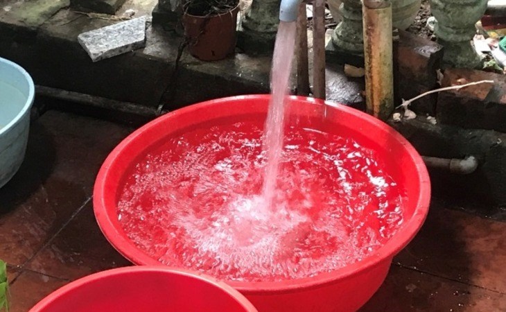 Chuẩn bị thau nước để làm mát căn phòng