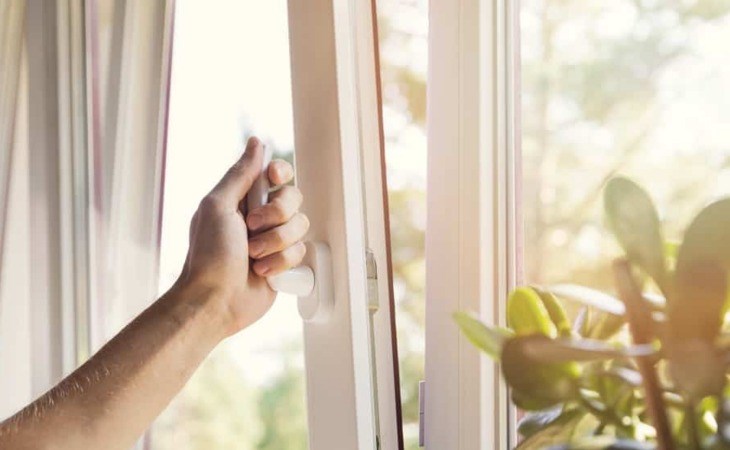 Mở cửa sổ vào sáng sớm giúp khí lạnh đi vào phòng