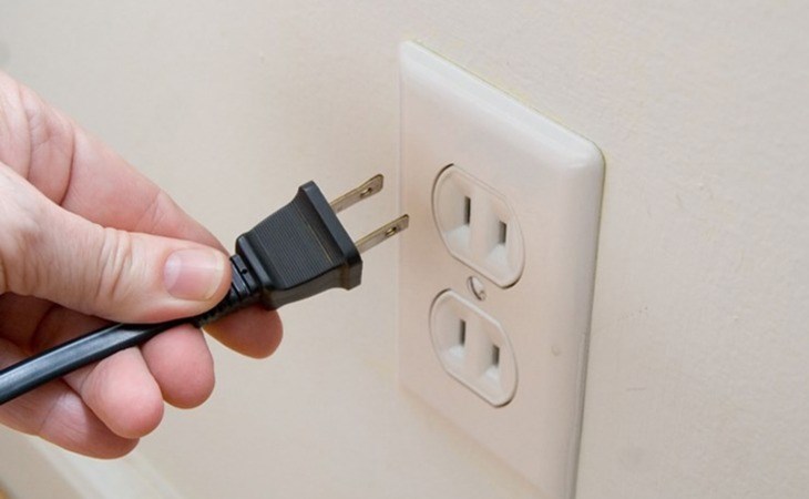 Tắt các thiết bị điện khi không sử dụng nhằm hạn chế tình trạng tỏa nhiệt làm tăng nhiệt độ phòng