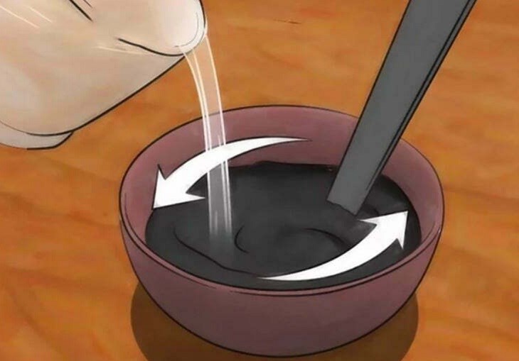 Hòa tan thuốc nhuộm và muối vào trong một cái chén nhỏ có chứa nước ấm