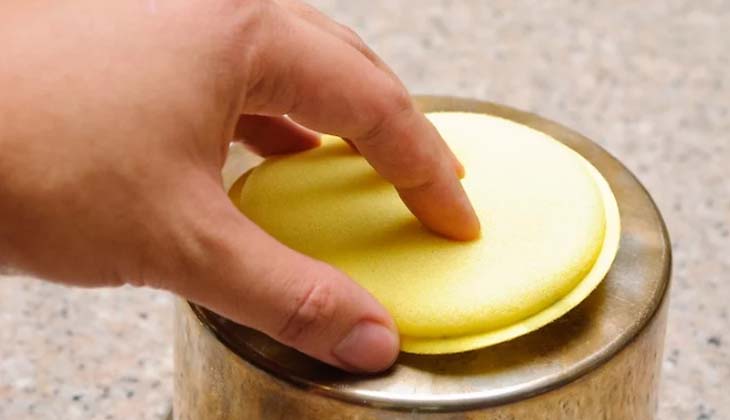 Vệ sinh đáy nồi, chảo bằng miếng bọt biển