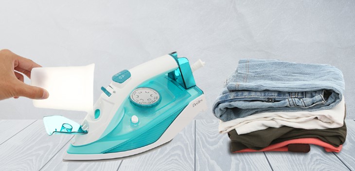 Bật chế độ hơi nước trên bàn ủi hơi nước Delites HJ-8058 2400W để nước phun ra và loại bỏ Baking soda còn đọng lại trên lỗ thoát nước