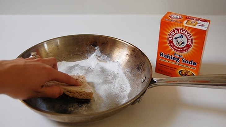 Baking soda là một trong những nguyên liệu không thể thiếu để làm sạch nồi inox ố vàng như mới bởi tính kiềm trong thành phần
