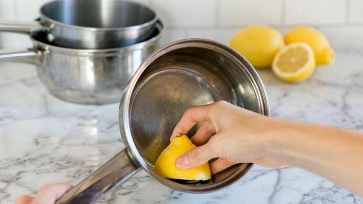 Chanh có tính axit mạnh giúp xử lý vết ố vàng và đáy nồi bị cháy thành như mới nhanh chóng