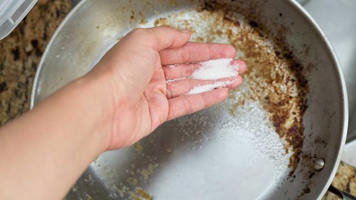 Đun nóng phèn chua với nước để làm sạch phần đáy nồi bị cháy