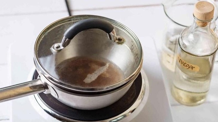 Giấm giúp làm sạch vết ố vàng, giúp nồi sáng bóng trở lại