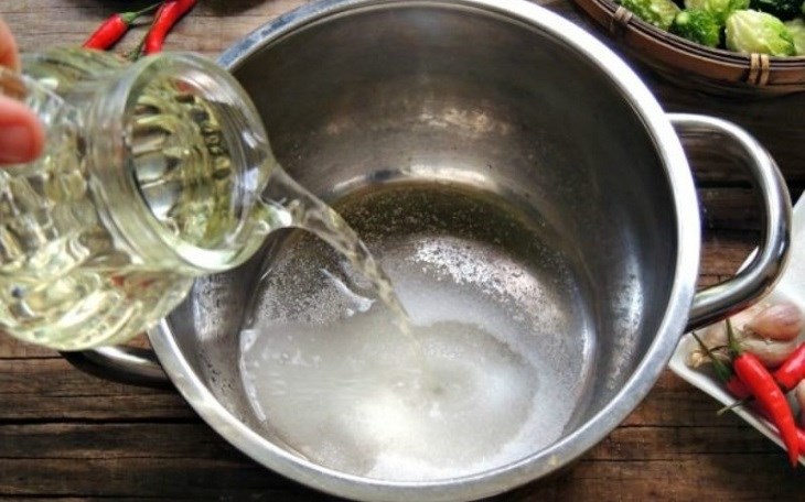 Sử dụng hỗn hợp giấm và muối để làm sạch nồi nhôm bị ra ten