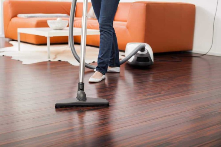 Dùng máy hút bụi để làm sạch những gì còn sót lại