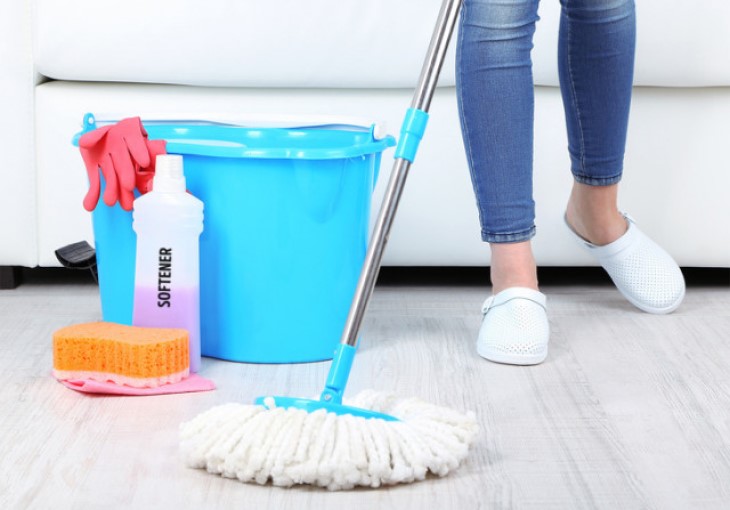 lau nhà và kết hợp với tinh dầu để khử vi khuẩn