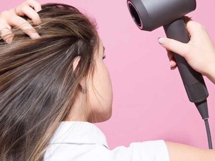 Sấy khô tóc theo chiều từ trên xuống dưới để hạn chế tình trạng tóc rối và dính vào nhau