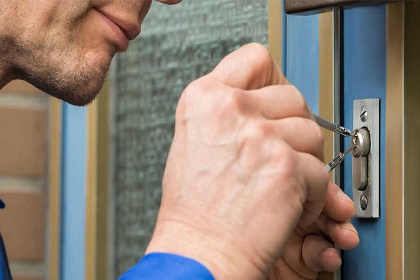 Cách lấy chìa khóa bị gãy bằng thanh sắt
