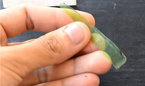 Cách lấy chìa khóa bị gãy trong ổ bằng miếng nhựa