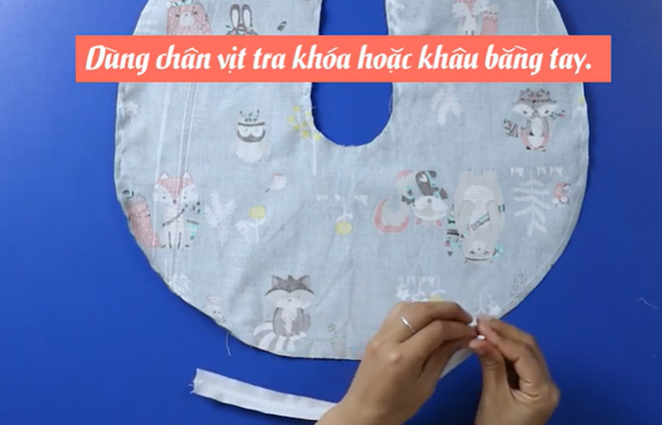 Bạn dùng chân vịt để tra khóa hoặc khâu khóa bằng tay