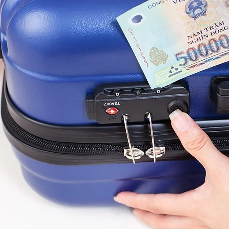 Dùng tiền polime hoặc dao lam lách khe bánh số, cảm nhận rãnh khuyết rồi ghi lại từng số để mở khóa vali