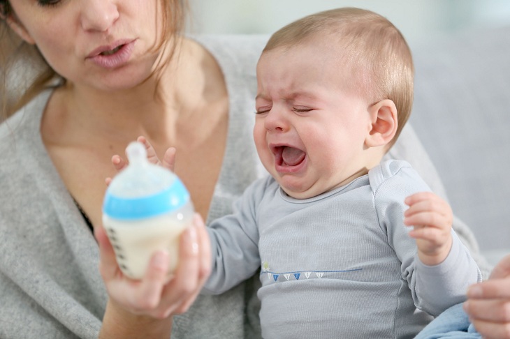 Bé không chịu bú có thể vì sữa đã bị hỏng