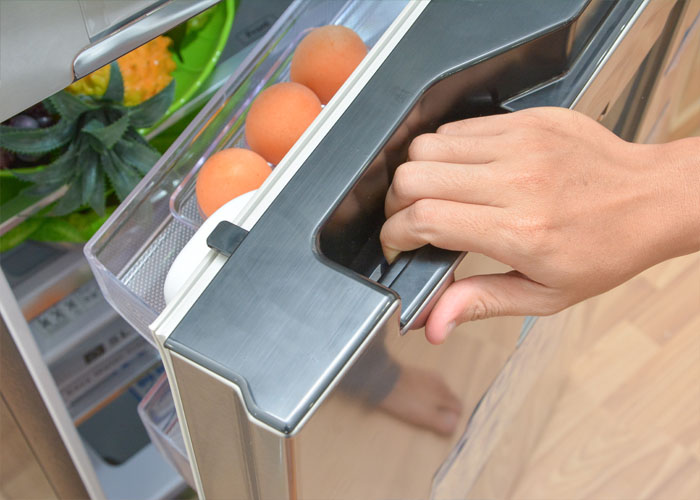 Lau khô tay trước khi chạm vào tủ lạnh