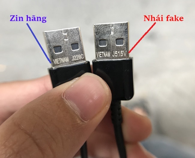 Ở cáp thật, dòng chữ VIETNAM in khắc rất rõ ràng