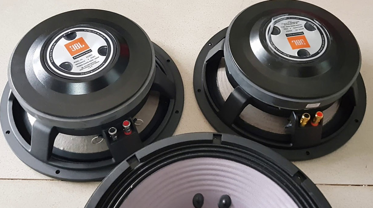 Củ loa của loa JBL thật có in logo thương hiệu rõ đậm