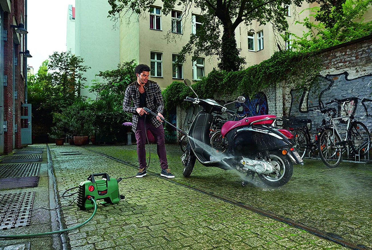 Tránh xịt mạnh các thiết bị điện tử của xe